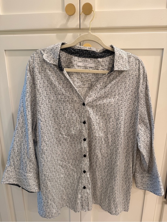 Foxcroft Tops - Foxcroft Black & White Patterned Casual Button-Down Shirt! EUC!